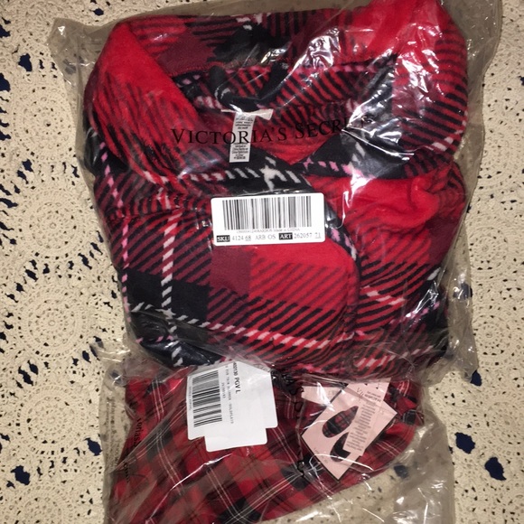 Victoria Secret:Robe and slippers - Picture 3 of 9